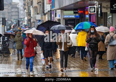 Edinburgh, Schottland, Großbritannien. Oktober 2020. Eine bernsteinfarbene Regenwarnung für den Osten Schottlands hielt viele Käufer heute nicht davon ab, die Princes Street in Edinburgh zu Fuß zu erkunden. Der anhaltende starke Regen fiel den ganzen Morgen und Nachmittag. Iain Masterton/Alamy Live News Stockfoto