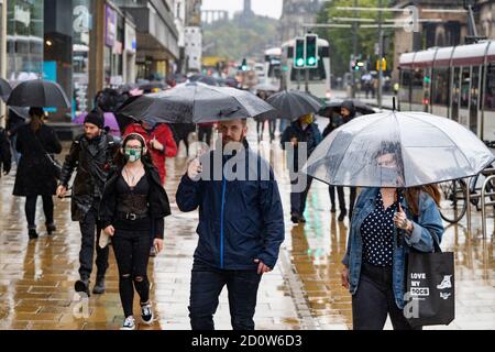 Edinburgh, Schottland, Großbritannien. Oktober 2020. Eine bernsteinfarbene Regenwarnung für den Osten Schottlands hielt viele Käufer heute nicht davon ab, die Princes Street in Edinburgh zu Fuß zu erkunden. Der anhaltende starke Regen fiel den ganzen Morgen und Nachmittag. Iain Masterton/Alamy Live News Stockfoto