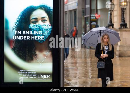 Edinburgh, Schottland, Großbritannien. Oktober 2020. Eine bernsteinfarbene Regenwarnung für den Osten Schottlands hielt viele Käufer heute nicht davon ab, die Princes Street in Edinburgh zu Fuß zu erkunden. Der anhaltende starke Regen fiel den ganzen Morgen und Nachmittag. Iain Masterton/Alamy Live News Stockfoto