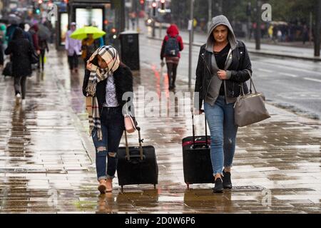 Edinburgh, Schottland, Großbritannien. Oktober 2020. Eine bernsteinfarbene Regenwarnung für den Osten Schottlands hielt viele Käufer heute nicht davon ab, die Princes Street in Edinburgh zu Fuß zu erkunden. Der anhaltende starke Regen fiel den ganzen Morgen und Nachmittag. Iain Masterton/Alamy Live News Stockfoto