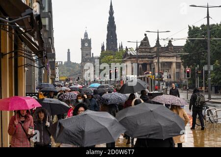 Edinburgh, Schottland, Großbritannien. Oktober 2020. Eine bernsteinfarbene Regenwarnung für den Osten Schottlands hielt viele Käufer heute nicht davon ab, die Princes Street in Edinburgh zu Fuß zu erkunden. Der anhaltende starke Regen fiel den ganzen Morgen und Nachmittag. Iain Masterton/Alamy Live News Stockfoto