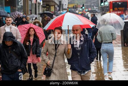 Edinburgh, Schottland, Großbritannien. Oktober 2020. Eine bernsteinfarbene Regenwarnung für den Osten Schottlands hielt viele Käufer heute nicht davon ab, die Princes Street in Edinburgh zu Fuß zu erkunden. Der anhaltende starke Regen fiel den ganzen Morgen und Nachmittag. Iain Masterton/Alamy Live News Stockfoto