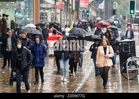 Edinburgh, Schottland, Großbritannien. Oktober 2020. Eine bernsteinfarbene Regenwarnung für den Osten Schottlands hielt viele Käufer heute nicht davon ab, die Princes Street in Edinburgh zu Fuß zu erkunden. Der anhaltende starke Regen fiel den ganzen Morgen und Nachmittag. Iain Masterton/Alamy Live News Stockfoto