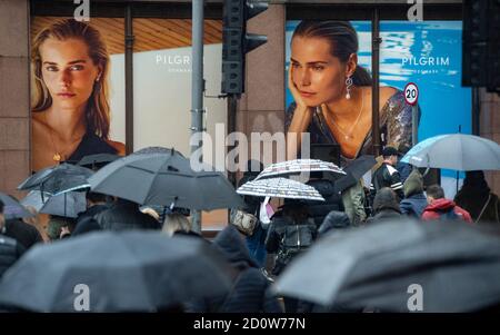 Edinburgh, Schottland, Großbritannien. Oktober 2020. Eine bernsteinfarbene Regenwarnung für den Osten Schottlands hielt viele Käufer heute nicht davon ab, die Princes Street in Edinburgh zu Fuß zu erkunden. Der anhaltende starke Regen fiel den ganzen Morgen und Nachmittag. Iain Masterton/Alamy Live News Stockfoto