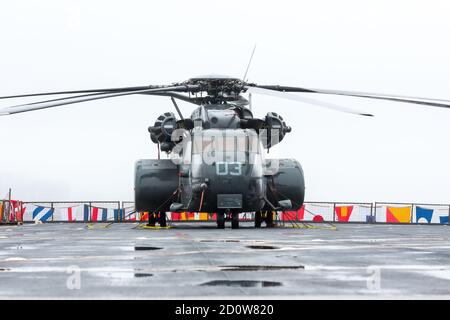 Boston, Massachusetts. Juni 2017. US Navy MH-53E Sea Dragon auf Deck der USS Whidbey Island in SailBoston geparkt. Stockfoto