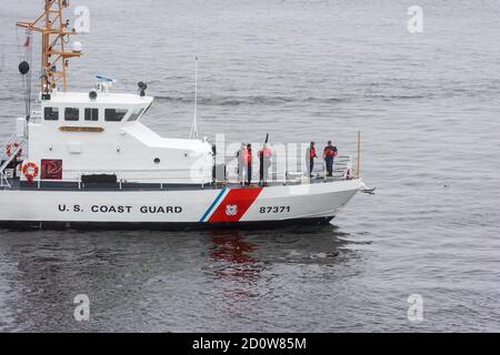 Boston, Massachusetts. Juni 2017. BOOT DER US-Küstenwache bei Sail Boston Parade von Sail bei Sail. Fotografiert von der USS Whidbey Island. Stockfoto