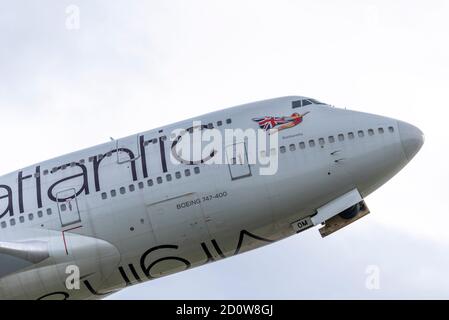 Flughafen London Heathrow, London, Großbritannien. Oktober 2020. Der Schaden für die Reisebranche durch die Coronavirus-Pandemie hat den Ausscheiden vieler Flugzeuge der Fluggesellschaft Boeing 747 'Jumbo Jet' vorgezogen. Sowohl British Airways als auch Virgin Atlantic haben in Heathrow ein paar pensionierte Flugzeuge im Lager, die nach und nach für Schrott oder andere Zwecke unterwegs sind. Virgin 747 Registrierung G-VROM, genannt Barbarella, ging heute auf einen 'Boneyard' in Pinal, Arizona. Der Typ 747 diente über 50 Jahre, wobei Virgin sie seit der Bildung verwendet. G-VROM wurde 2001 in Dienst gestellt Stockfoto