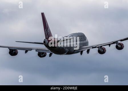 Flughafen London Heathrow, London, Großbritannien. Oktober 2020. Der Schaden für die Reisebranche durch die Coronavirus-Pandemie hat den Ausscheiden vieler Flugzeuge der Fluggesellschaft Boeing 747 'Jumbo Jet' vorgezogen. Sowohl British Airways als auch Virgin Atlantic haben in Heathrow ein paar pensionierte Flugzeuge im Lager, die nach und nach für Schrott oder andere Zwecke unterwegs sind. Virgin 747 Registrierung G-VROM, genannt Barbarella, ging heute auf einen 'Boneyard' in Pinal, Arizona. Der Typ 747 diente über 50 Jahre, wobei Virgin sie seit der Bildung verwendet. G-VROM wurde 2001 in Dienst gestellt Stockfoto