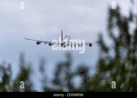 Flughafen London Heathrow, London, Großbritannien. Oktober 2020. Der Schaden für die Reisebranche durch die Coronavirus-Pandemie hat den Ausscheiden vieler Flugzeuge der Fluggesellschaft Boeing 747 'Jumbo Jet' vorgezogen. Sowohl British Airways als auch Virgin Atlantic haben in Heathrow ein paar pensionierte Flugzeuge im Lager, die nach und nach für Schrott oder andere Zwecke unterwegs sind. Virgin 747 Registrierung G-VROM, genannt Barbarella, ging heute auf einen 'Boneyard' in Pinal, Arizona. Der Typ 747 diente über 50 Jahre, wobei Virgin sie seit der Bildung verwendet. G-VROM wurde 2001 in Dienst gestellt Stockfoto