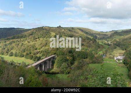 Das Monsal Viaduct, Teil des Monsal Trail, einer stillgesetzten Eisenbahnlinie, die als Radweg im White Peak, Derbyshire, England, England, umfunktioniert wurde Stockfoto