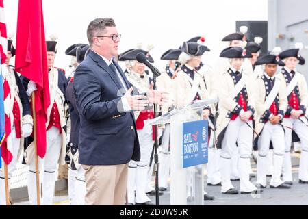 Boston, Massachusetts. Juni 2017. Christopher Cook, Chef der Boston Parks, spricht während der Sail Boston Zeremonien auf der USS Whidbey Island. Stockfoto