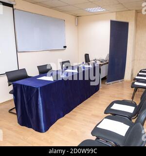 Kleiner leerer Veranstaltungsraum mit Stühlen und weiter Aussicht Stockfoto
