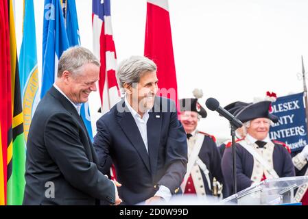 Boston, Massachusetts. Juni 2017. Der ehemalige US-Außenminister John Kerry schüttelte sich bei den Feierlichkeiten in Sail Boston die Hände von Gouverneur Charlie Baker. Stockfoto