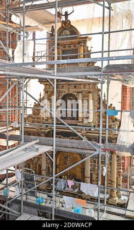 Eberswalde, Deutschland. September 2020. Vor dem Altar steht ein Gerüst in der mittelalterlichen Kirche Maria Magdalenen. In der Kirche wurde ein Schwelbrand entdeckt, bevor das Feuer den wertvollen Holzbestand zerstören konnte. Dennoch bedeckte eine dicke Rußschicht die Orgel, den Altar, Deckenfresken und die Kanzel, die seit Monaten entfernt wurde. Quelle: Patrick Pleul/dpa-Zentralbild/ZB/dpa/Alamy Live News Stockfoto