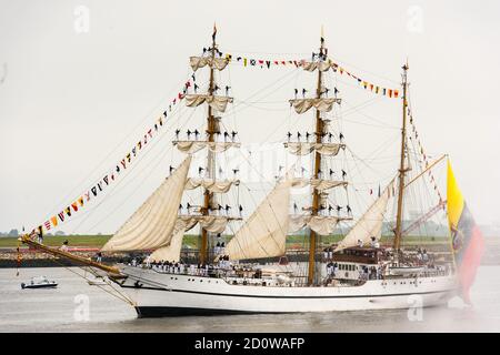 Boston, Massachusetts. Juni 2017. Die ecuadorianische Marine Großschiff Guayas bei der Parade of Sail in Sail Boston. Fotografiert von der USS Whidbey Island. Stockfoto