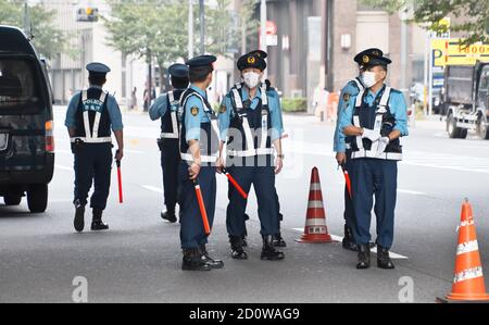 Tokio, Japan. Oktober 2020. Die städtischen Polizeibeamten der Stadt Tokio wachen während einer Kundgebung gegen die Regierung der Kommunistischen Partei Chinas in Ginza, Tokio, Japan, am Samstag, den 3. Oktober 2020. Foto von Keizo Mori/UPI Kredit: UPI/Alamy Live News Stockfoto