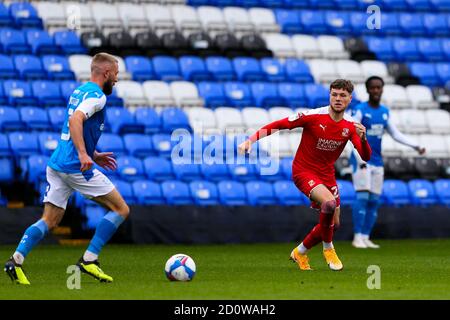 Peterborough, Großbritannien. Oktober 2020. Jordan Stevens von Swindon Town (Leihgabe von Leeds United) schließt Dan Butler von der Posh während des Sky Bet League 1 Spiels, das hinter verschlossenen Türen zwischen Peterborough und Swindon Town in London Road, Peterborough, England, gespielt wurde. Gespielt ohne Unterstützer, die aufgrund der aktuellen Regierungsvorschriften während der COVID-19-Pandemie am 3. Oktober 2020 teilnehmen konnten. Foto von Nick Browning/Prime Media Images. Kredit: Prime Media Images/Alamy Live Nachrichten Stockfoto