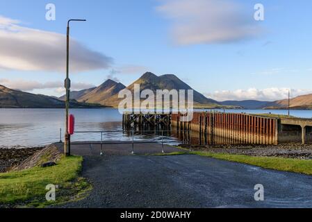 Glamaig vom East Suisnish Pier auf der Isle of Raasay Stockfoto