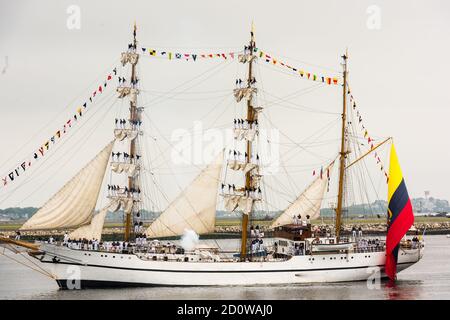 Boston, Massachusetts. Juni 2017. Die ecuadorianische Marine Großschiff Guayas bei der Parade of Sail in Sail Boston. Fotografiert von der USS Whidbey Island. Stockfoto