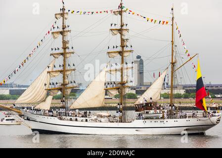 Boston, Massachusetts. Juni 2017. Die ecuadorianische Marine Großschiff Guayas bei der Parade of Sail in Sail Boston. Fotografiert von der USS Whidbey Island. Stockfoto