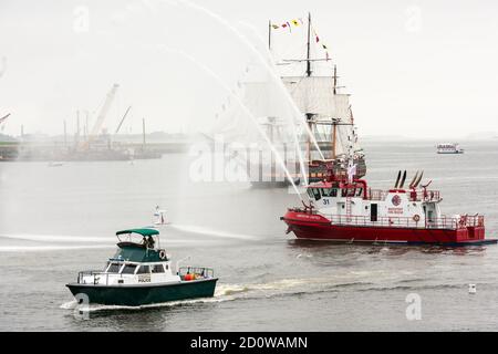 Boston, Massachusetts. Juni 2017. SSV Oliver Hazard Perry während der Parade von Sail in Sail Boston. Fotografiert von der USS Whidbey Island. Stockfoto