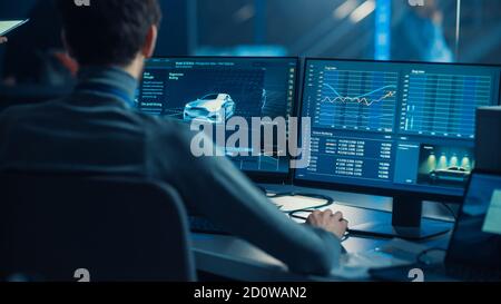 Professioneller Automotive Graphic Designer arbeitet an 3D CAD Software Rendering Electric Concept Car und die Berechnung seiner Effizienz in einem Hightech Stockfoto