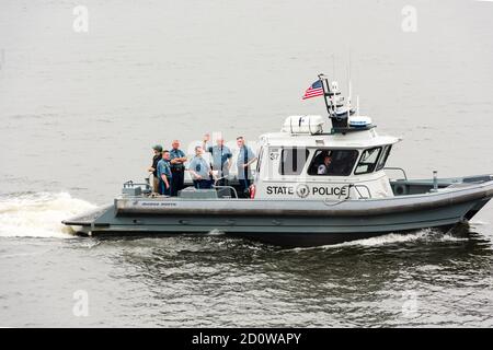 Boston, Massachusetts. Juni 2017. Mass State Police Boot während der Parade von Sail in Sail Boston. Fotografiert von der USS Whidbey Island. Stockfoto