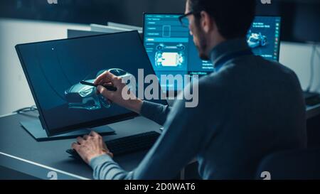 Professional Automotive Graphic Designer arbeitet an Concept Car Render Mit einem Stylus Pen in einem innovativen Hightech-Labor Mit einem Prototyp Auto Stockfoto