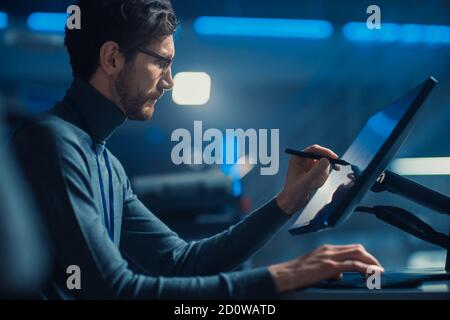 Professional Automotive Graphic Designer arbeitet an Concept Car Render Mit einem Stylus Pen in einem innovativen Hightech-Labor Mit einem Prototyp Auto Stockfoto