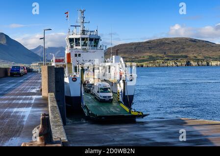 Die Calmac Ferry MV Hallaig Landung an der Clachan Ferry Terminal auf der Insel Raasay Stockfoto