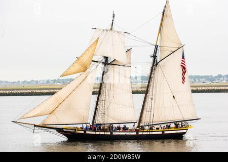 Boston, Massachusetts. Juni 2017. Pride of Baltimore während der Parade of Sail in Sail Boston. Fotografiert von der USS Whidbey Island. Stockfoto