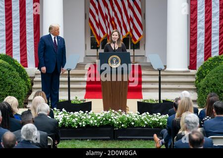 Richterin Amy Coney Barrett hält eine Rede, nachdem Präsident Donald J. Trump sie am Samstag, den 26. September 2020, im Rosengarten des Weißen Hauses als seine Kandidatin für den Associate Justice des Obersten Gerichtshofs der Vereinigten Staaten angekündigt hatte. (USA) Stockfoto