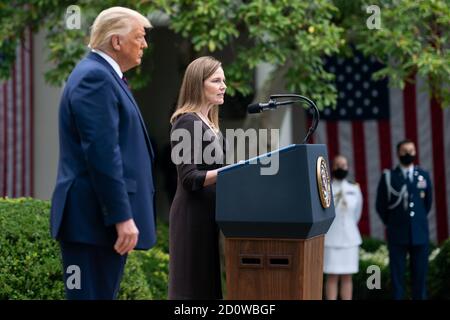 Richterin Amy Coney Barrett hält eine Rede, nachdem Präsident Donald J. Trump sie am Samstag, den 26. September 2020, im Rosengarten des Weißen Hauses als seine Kandidatin für den Associate Justice des Obersten Gerichtshofs der Vereinigten Staaten angekündigt hatte. (USA) Stockfoto