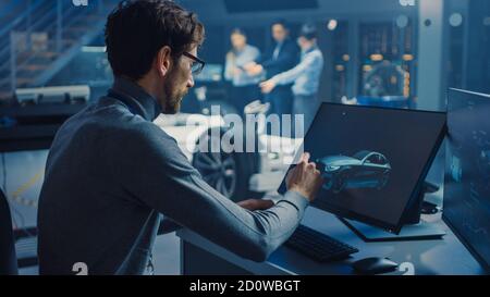 Professional Automotive Graphic Designer arbeitet an Concept Car Render Mit einem Stylus Pen in einem innovativen Hightech-Labor Mit einem Prototyp Auto Stockfoto
