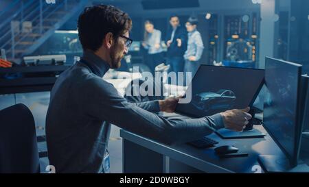 Professional Automotive Graphic Designer arbeitet an Concept Car Render Mit einem Stylus Pen in einem innovativen Hightech-Labor Mit einem Prototyp Auto Stockfoto