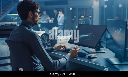 Professional Automotive Graphic Designer arbeitet an Concept Car Render Mit einem Stylus Pen in einem innovativen Hightech-Labor Mit einem Prototyp Auto Stockfoto