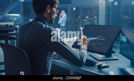 Professional Automotive Graphic Designer arbeitet an Concept Car Render Mit einem Stylus Pen in einem innovativen Hightech-Labor Mit einem Prototyp Auto Stockfoto