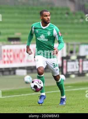 Bremen, Deutschland. Oktober 2020. Fußball: Bundesliga, Werder Bremen - Arminia Bielefeld, 3. Spieltag. Werders Jean-Manuel MBOM am Ball. Kredit: Carmen Jaspersen/dpa - WICHTIGER HINWEIS: Gemäß den Bestimmungen der DFL Deutsche Fußball Liga und des DFB Deutscher Fußball-Bund ist es untersagt, im Stadion und/oder aus dem Spiel aufgenommene Aufnahmen in Form von Sequenzbildern und/oder videoähnlichen Fotoserien zu nutzen oder auszunutzen./dpa/Alamy Live News Stockfoto