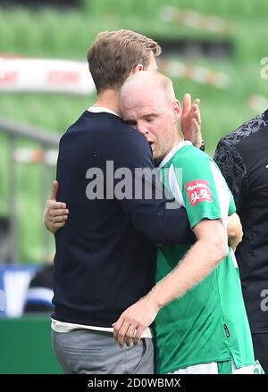 Bremen, Deutschland. Oktober 2020. Fußball: Bundesliga, Werder Bremen - Arminia Bielefeld, 3. Spieltag. Werder-Trainer Florian Kohfeldt (l) umarmt Davy Klaassen nach seiner Substitution. Kredit: Carmen Jaspersen/dpa - WICHTIGER HINWEIS: Gemäß den Bestimmungen der DFL Deutsche Fußball Liga und des DFB Deutscher Fußball-Bund ist es untersagt, im Stadion und/oder aus dem Spiel aufgenommene Aufnahmen in Form von Sequenzbildern und/oder videoähnlichen Fotoserien zu nutzen oder auszunutzen./dpa/Alamy Live News Stockfoto