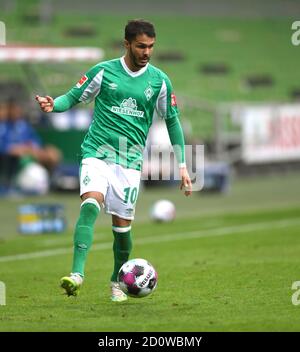 Bremen, Deutschland. Oktober 2020. Fußball: Bundesliga, Werder Bremen - Arminia Bielefeld, 3. Spieltag. Werders Leonardo Bittencourt auf dem Ball. Kredit: Carmen Jaspersen/dpa - WICHTIGER HINWEIS: Gemäß den Bestimmungen der DFL Deutsche Fußball Liga und des DFB Deutscher Fußball-Bund ist es untersagt, im Stadion und/oder aus dem Spiel aufgenommene Aufnahmen in Form von Sequenzbildern und/oder videoähnlichen Fotoserien zu nutzen oder auszunutzen./dpa/Alamy Live News Stockfoto