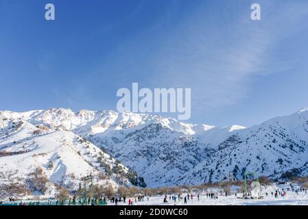 Chimgan Skigebiet im Winter an einem sonnigen klaren Tag. Chimgan Berg in Usbekistan Stockfoto