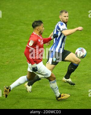 Tom Lees (links) und Macauley Bonne, die Queens Park Rangers, kämpfen am Mittwoch in Hillsborough, Sheffield, während des Sky Bet Championship-Spiels um den Ball. Stockfoto