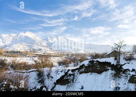 Verschneite Winterlandschaft auf den Tien Shan Bergen. Blauer Himmel in den Bergen Usbekistans Stockfoto