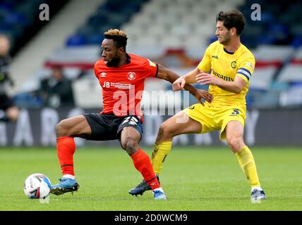 Kazenga LuaLua von Luton Town (links) und Joe Jacobson von Wycombe Wanderers kämpfen beim Sky Bet Championship-Spiel in der Kenilworth Road, Luton, um den Ball. Stockfoto