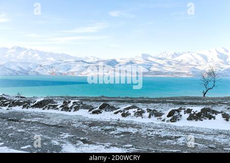 Erstaunliche Winterlandschaft der Tien Shan Berge und Charvak Stausee an einem klaren Wintertag Stockfoto