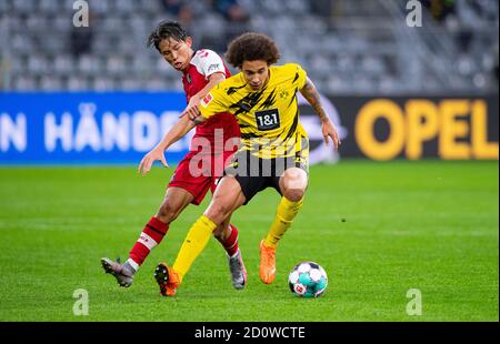 Dortmund, Deutschland. Oktober 2020. Fußball: Bundesliga, Borussia Dortmund - SC Freiburg, 3. Spieltag im Signal Iduna Park. Dortmunds Axel Witsel (r) und Freiburgs Woo-yeong Jeong kämpfen um den Ball. Quelle: Guido Kirchner/dpa - WICHTIGER HINWEIS: Gemäß den Bestimmungen der DFL Deutsche Fußball Liga und des DFB Deutscher Fußball-Bund ist es untersagt, im Stadion und/oder aus dem Spiel aufgenommene Aufnahmen in Form von Sequenzbildern und/oder videoähnlichen Fotoserien zu nutzen oder auszunutzen./dpa/Alamy Live News Stockfoto