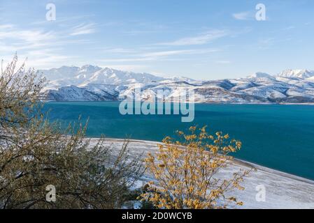 Schöne Charvak an einem Winterschneetag in Usbekistan Stockfoto