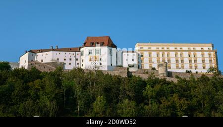 Panoramablick auf die Veste Oberhaus im Sommer, Passau, Deutschland Stockfoto