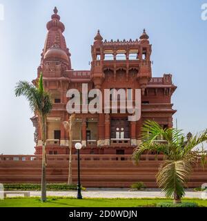 Vorderansicht der hinteren Fassade des Baron Empain Palace, einem historischen Herrenhaus inspiriert von der kambodschanischen Hindu-Tempel von Angkor Wat, befindet sich in Heliopolis Bezirk, Kairo, Ägypten Stockfoto