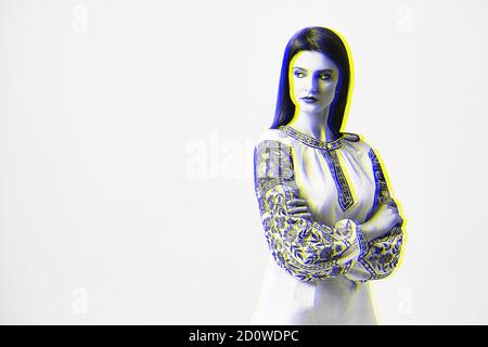 Junge schöne Brünette Mädchen trägt wunderschöne ethnische Stil bestickt Hemd, moderne Ableitung von traditionellen ukrainischen vyshywanka Design. Mode Stockfoto